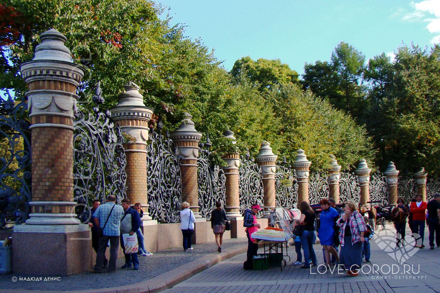 Ограда Михайловского сада в Санкт-Петербурге. Город лов